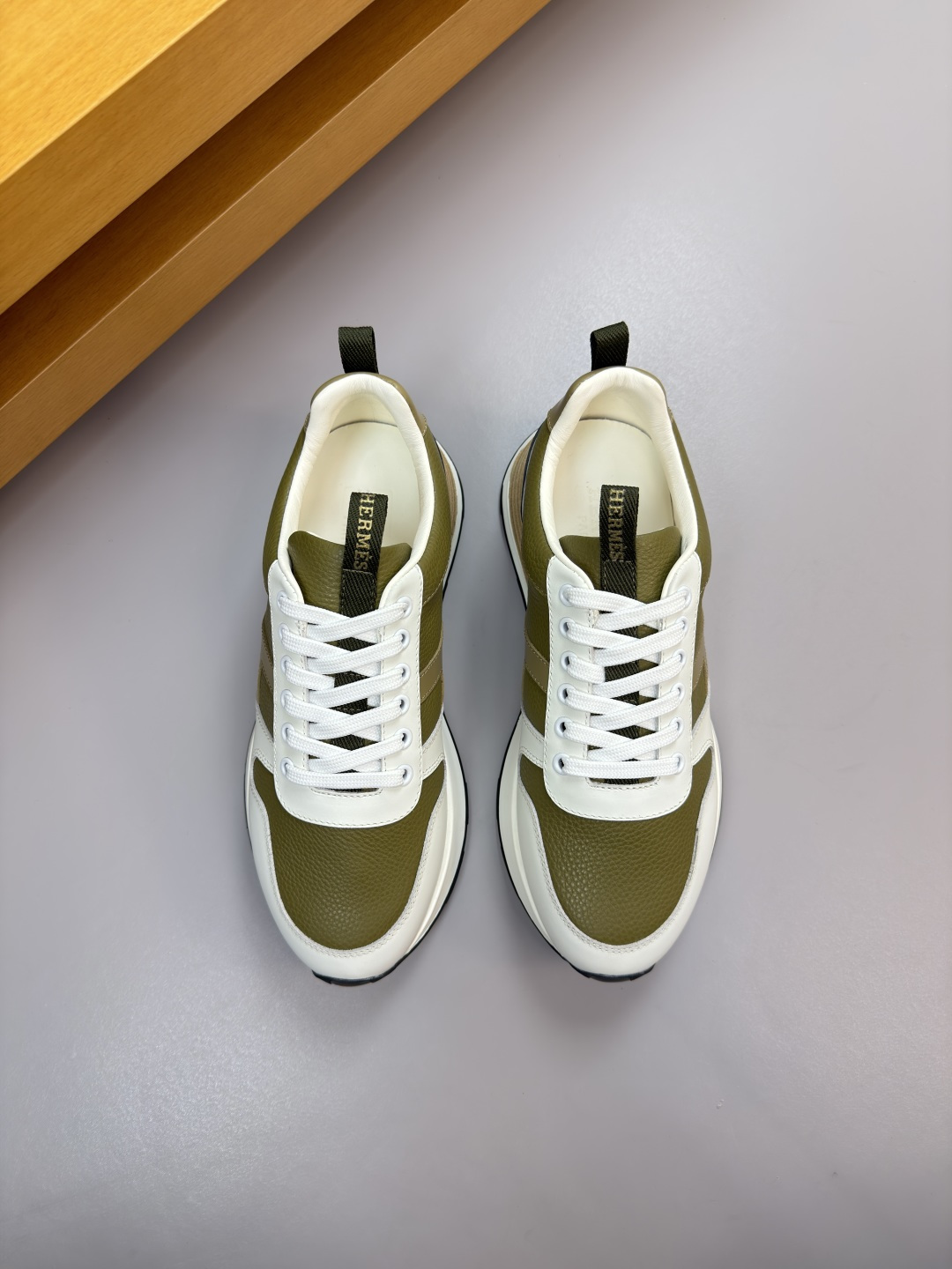 에르메스 HERMES 리치 가죽 'H' 자수 스니커즈 신발