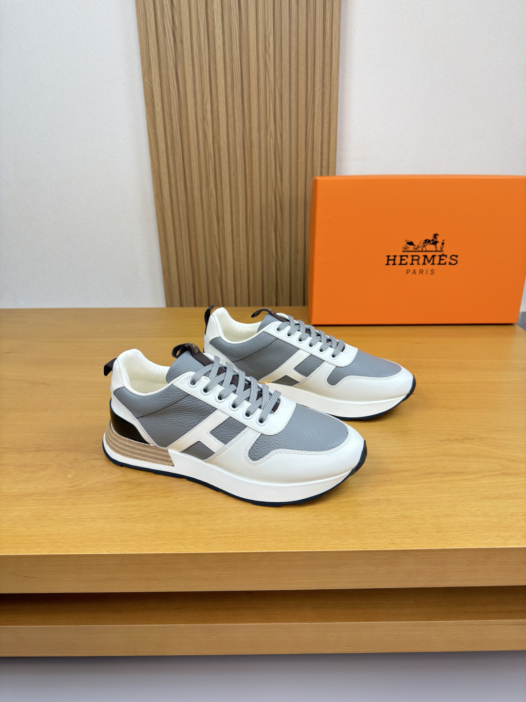 에르메스 HERMES 리치 가죽 'H' 자수 스니커즈 신발