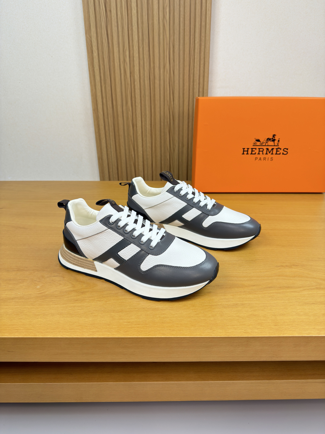 에르메스 HERMES 리치 가죽 'H' 자수 스니커즈 신발