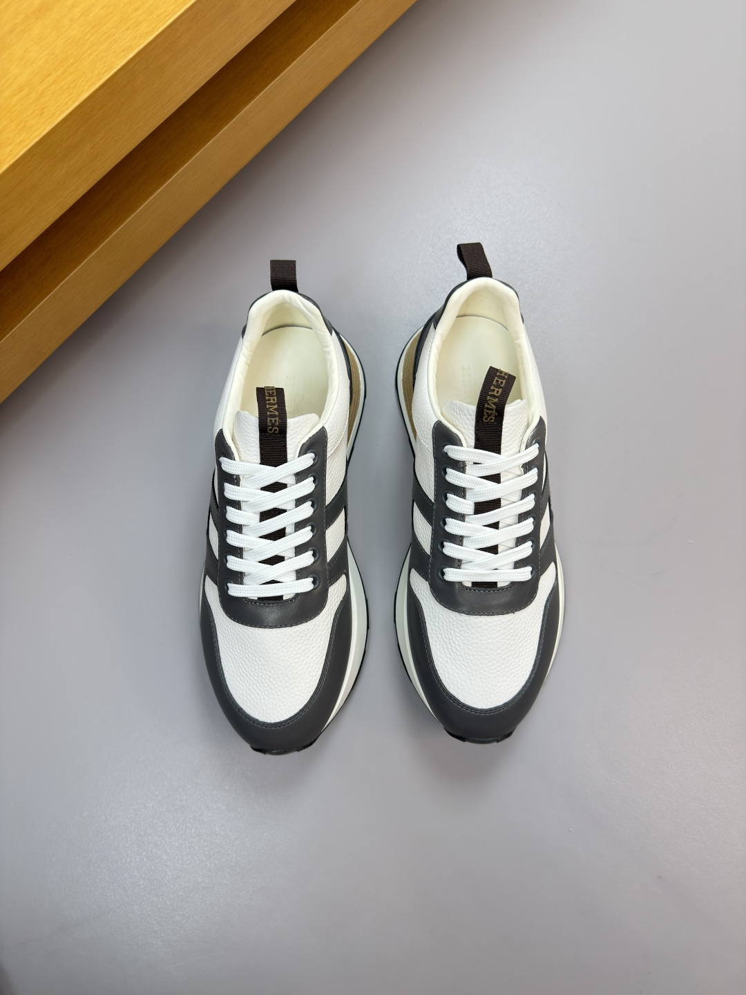 에르메스 HERMES 리치 가죽 'H' 자수 스니커즈 신발