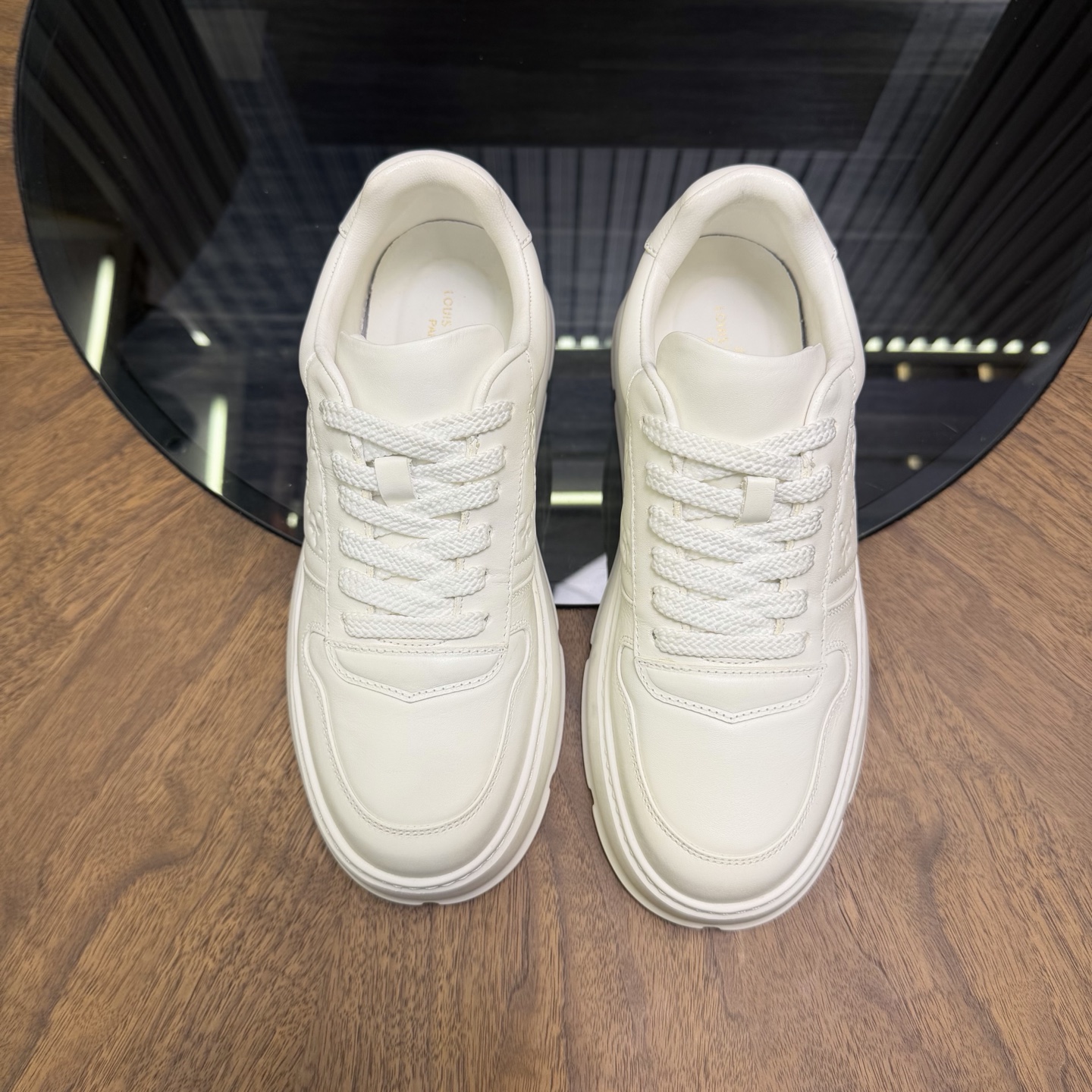 LV 루이비통 뉴 시즌 나파 가죽 캐주얼 스니커즈 신발