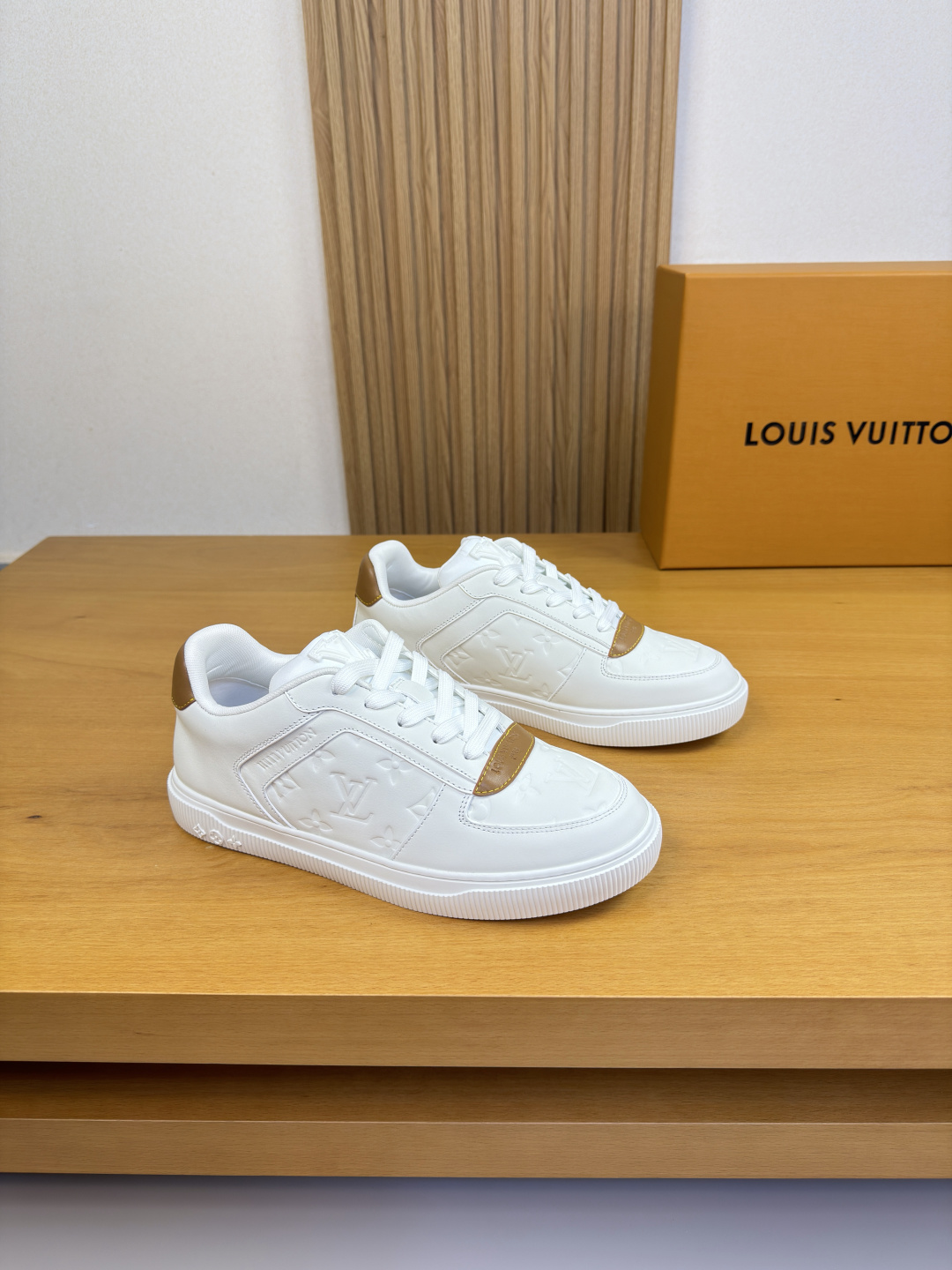 LV 루이비통 나파 레더 엠보싱 스니커즈 신발