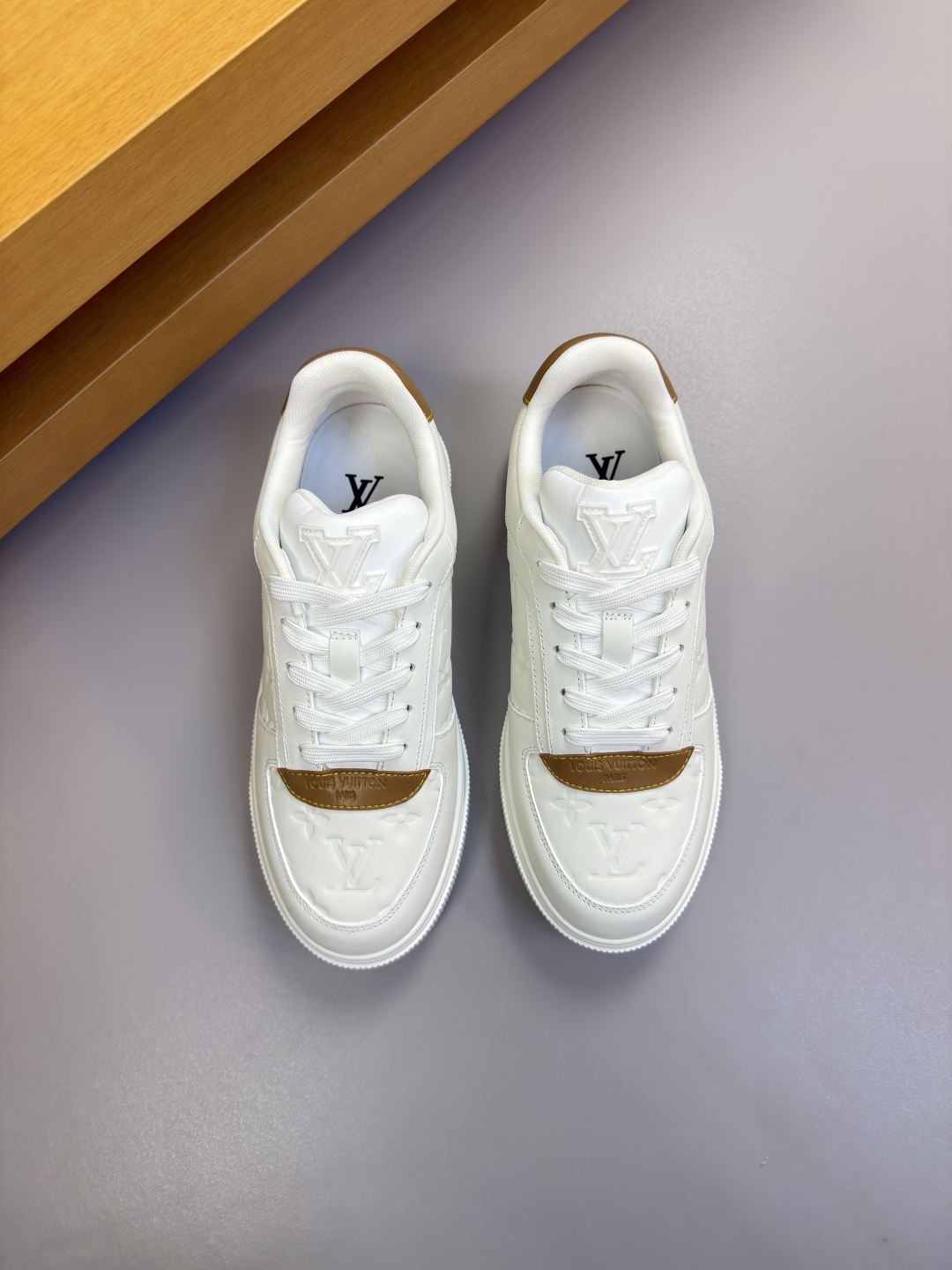 LV 루이비통 나파 레더 엠보싱 스니커즈 신발
