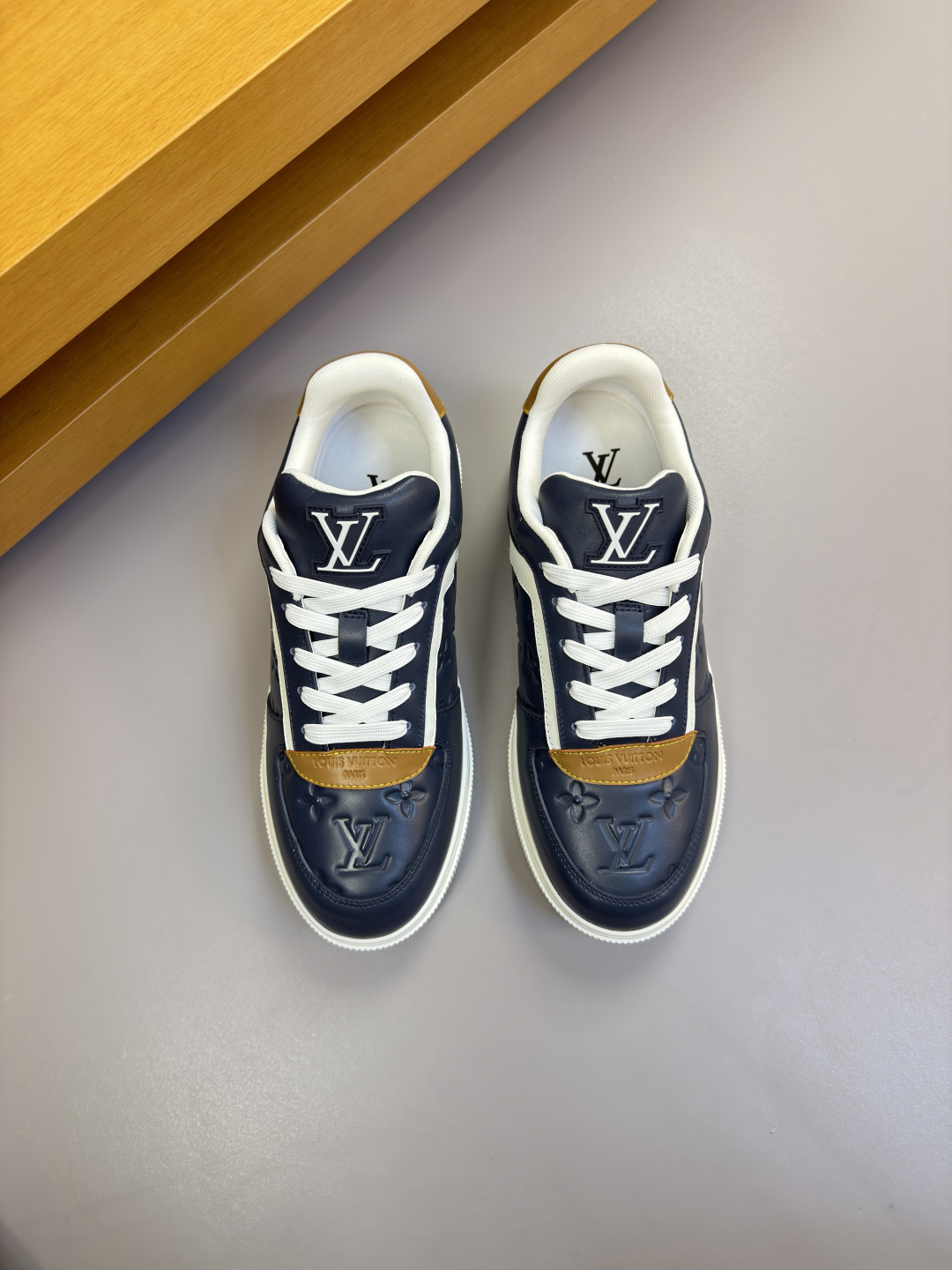 LV 루이비통 나파 레더 엠보싱 스니커즈 신발