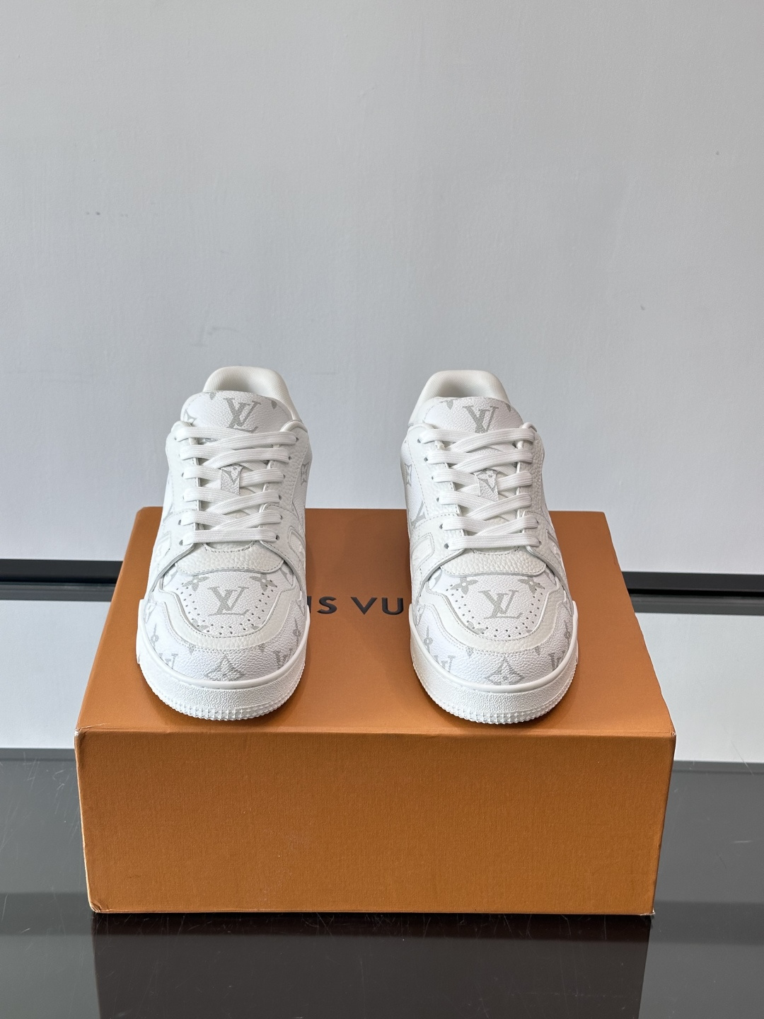 LV 루이비통 트레이너(Trainer) 스니커즈 '시그니처'  신발