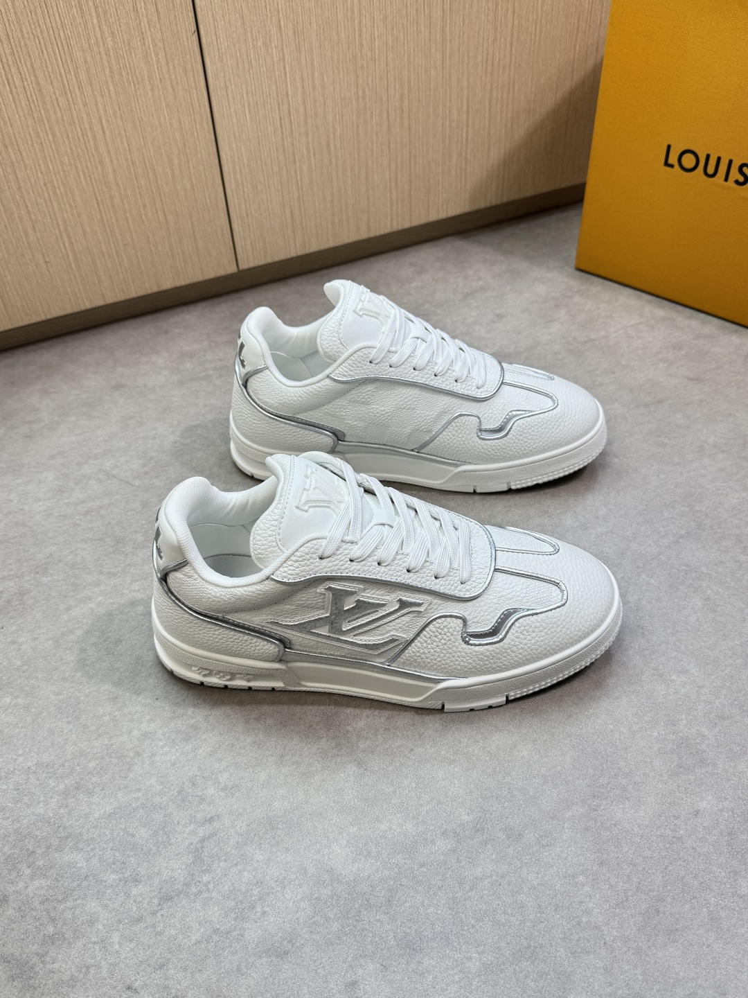 LV 루이비통 프리미엄 리치 가죽(Litchi) 트레이너 스니커즈 신발
