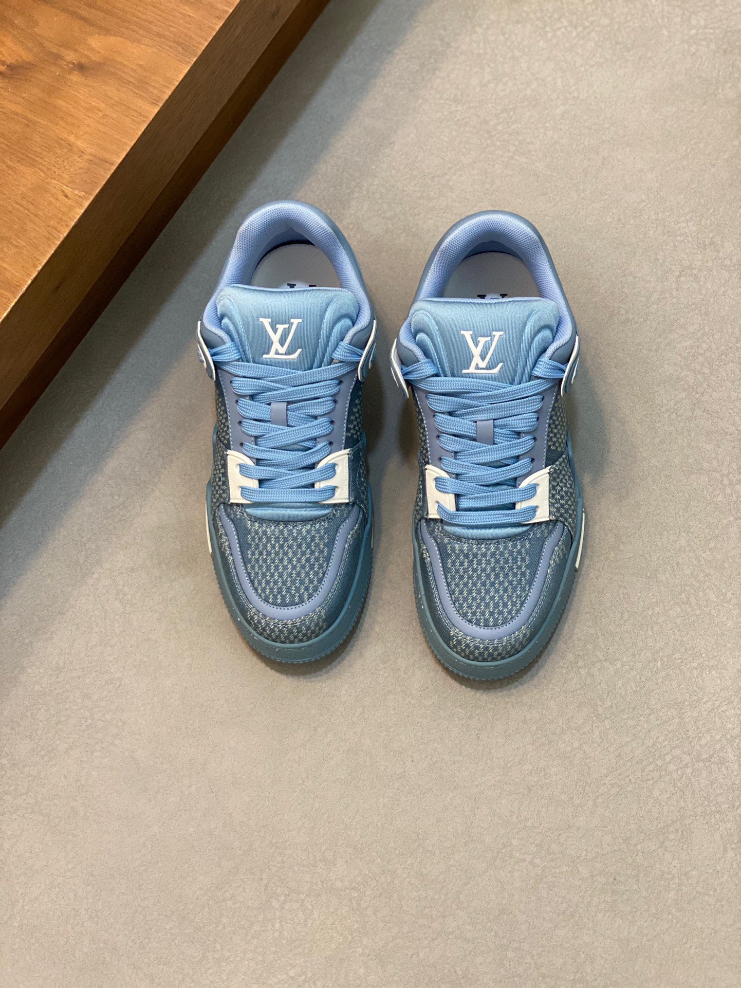 LV 루이비통 슈렁큰 레더 & 모노그램 스탠다드 스니커즈 신발