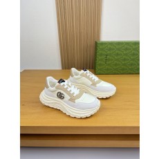 GUCCI 구찌 나파 & 스웨이드 메탈 로고 스니커즈 신발