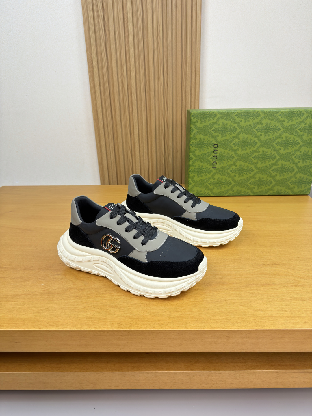 GUCCI 구찌 나파 & 스웨이드 메탈 로고 스니커즈 신발
