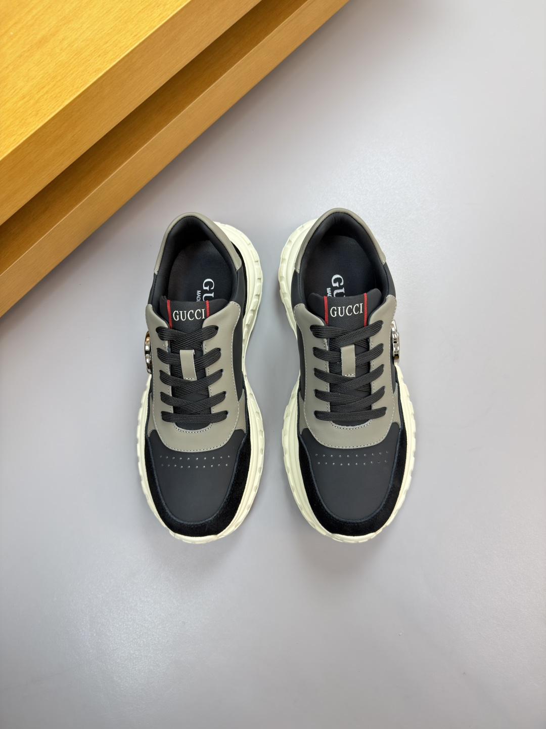 GUCCI 구찌 나파 & 스웨이드 메탈 로고 스니커즈 신발