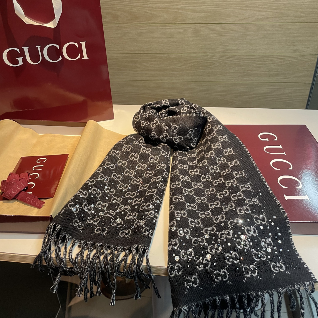 구찌(GUCCI) 크리스탈 머플러 목도리 스카프