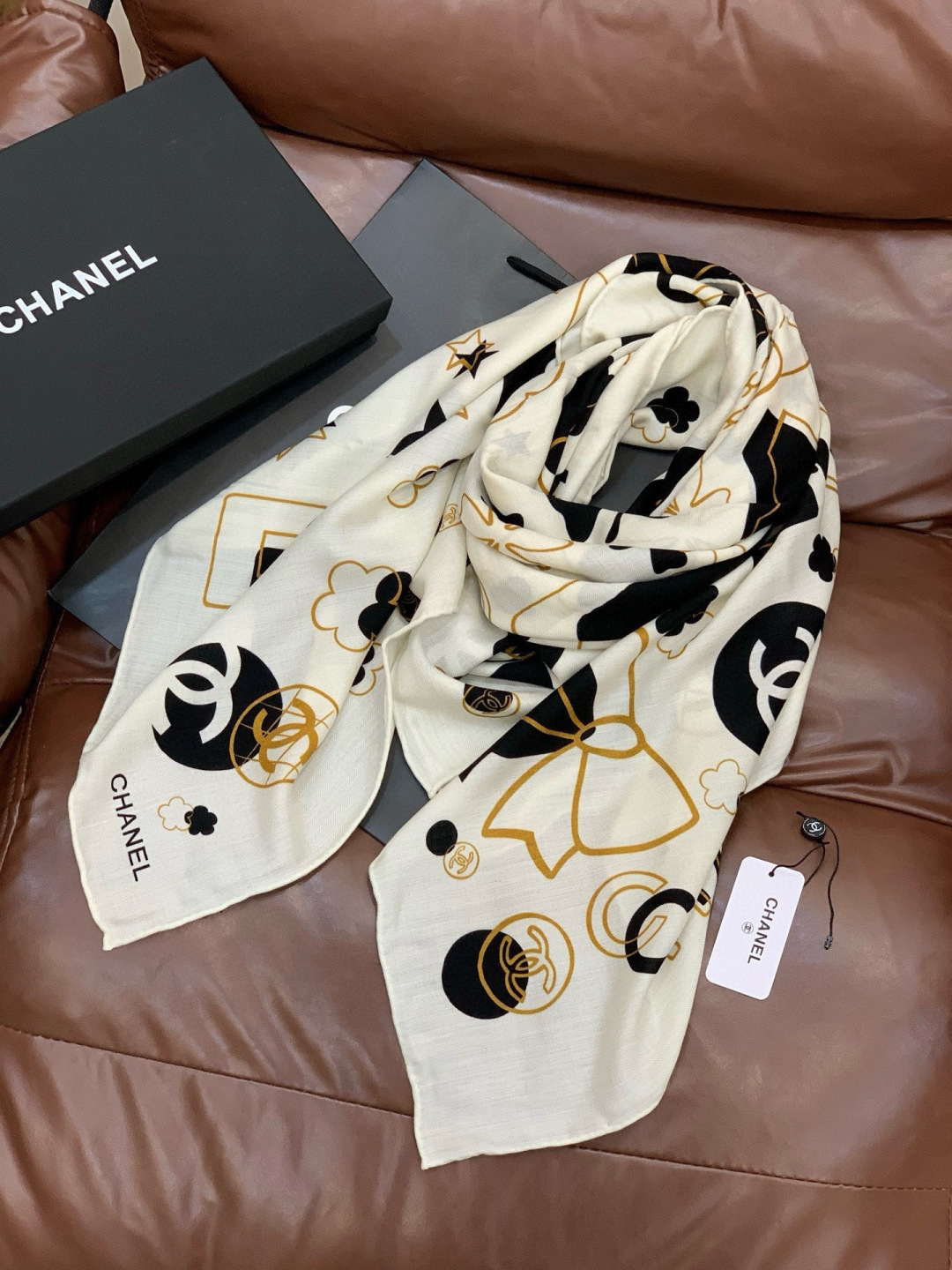 샤넬(CHANEL) 까멜리아 퀼팅 벨벳 목도리 스카프