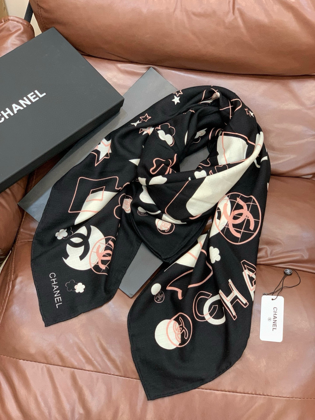 샤넬(CHANEL) 까멜리아 퀼팅 벨벳 목도리 스카프