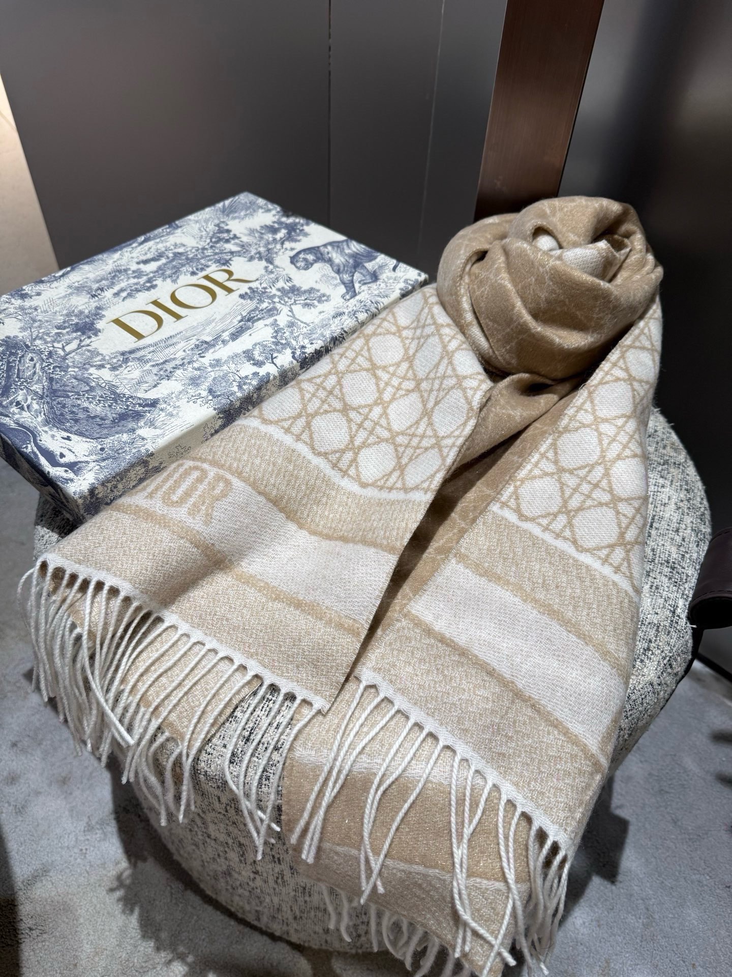 디올(DIOR) 퀼팅 숄 머플러 목도리 스카프