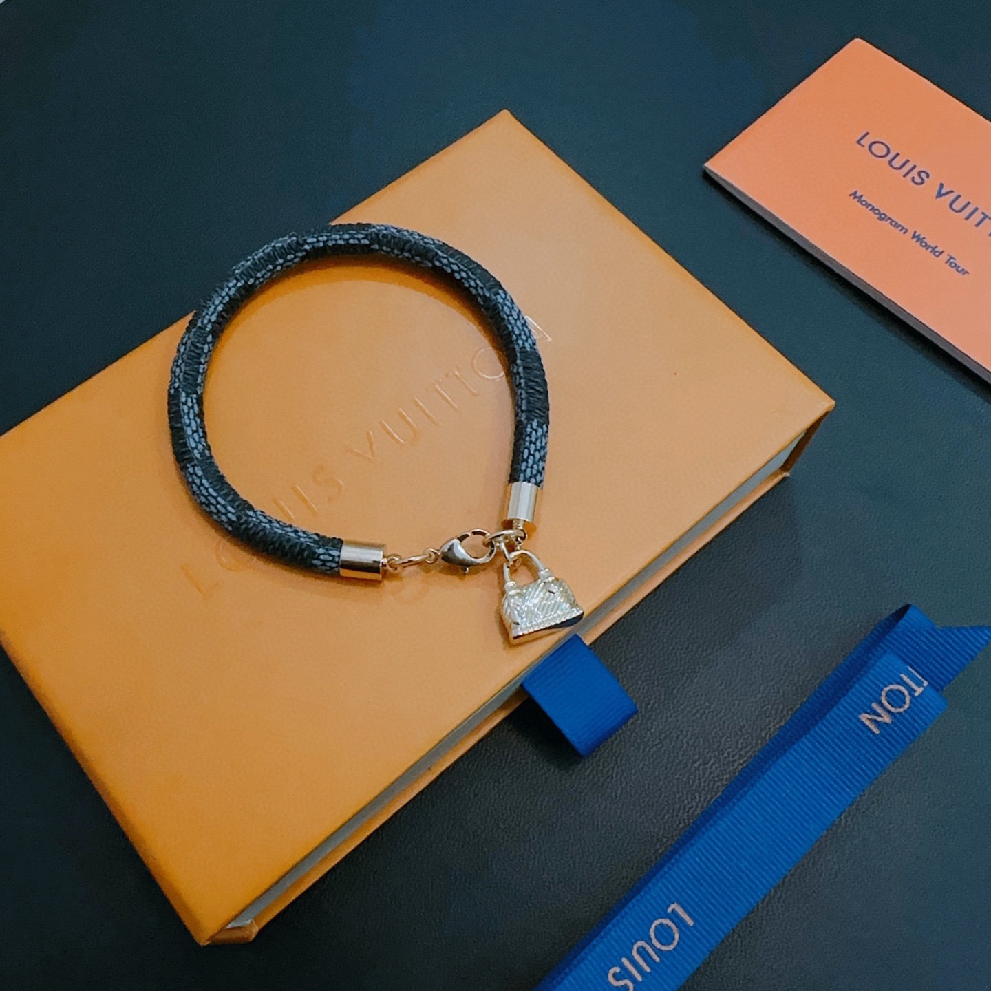 루이비통(LV) 가죽 스트랩 팔찌 악세사리