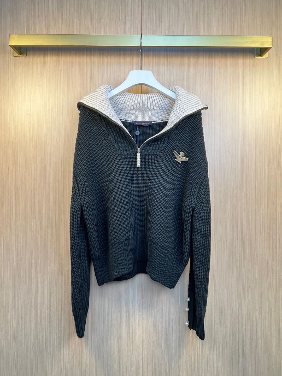 루이비통(LV) 하프 집업 하이넥 니트 의류