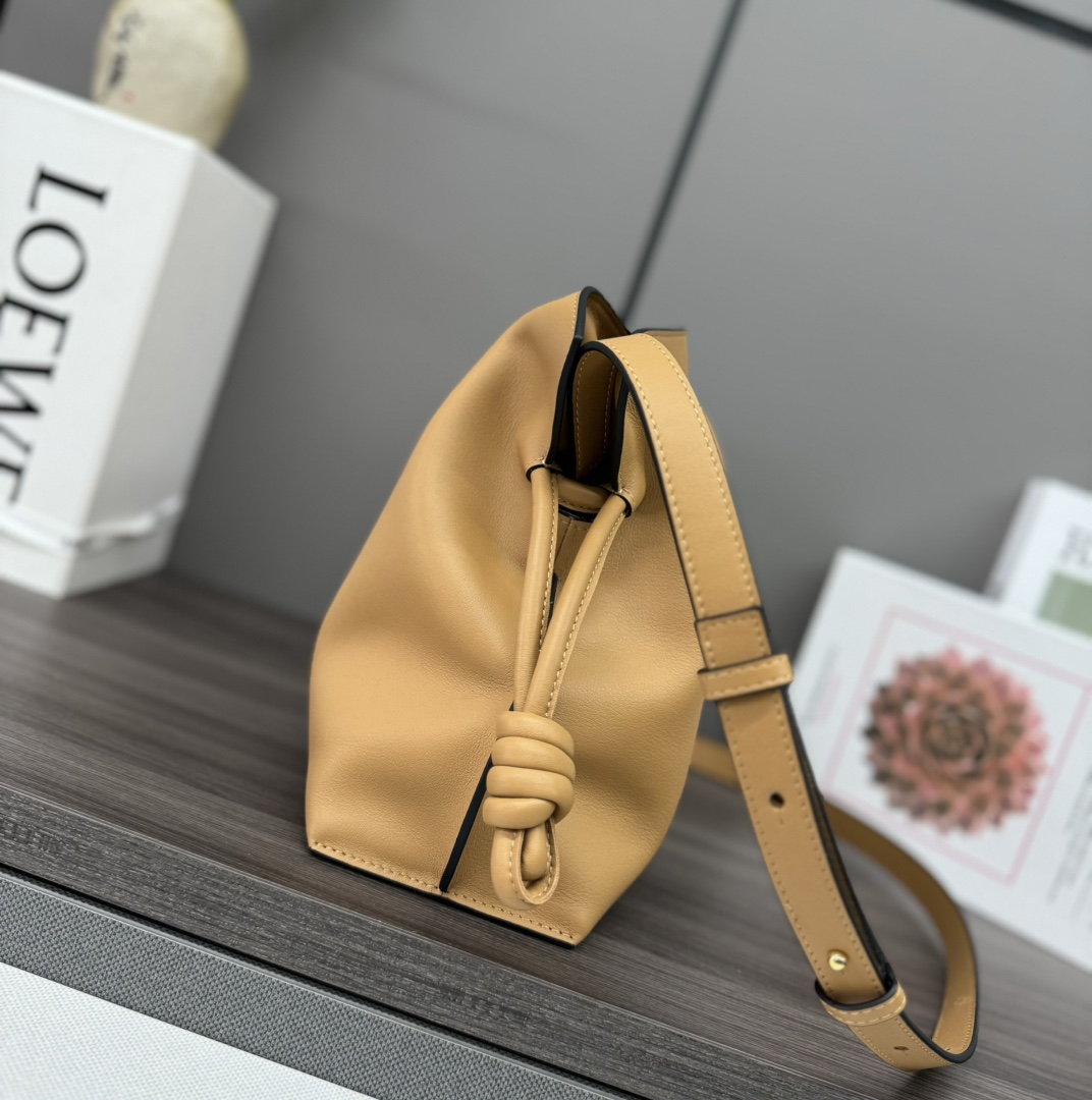 Loewe 로에베 신형 나파 카프스킨 플라멩코 퍼스 숄더백 가방 - 미디엄