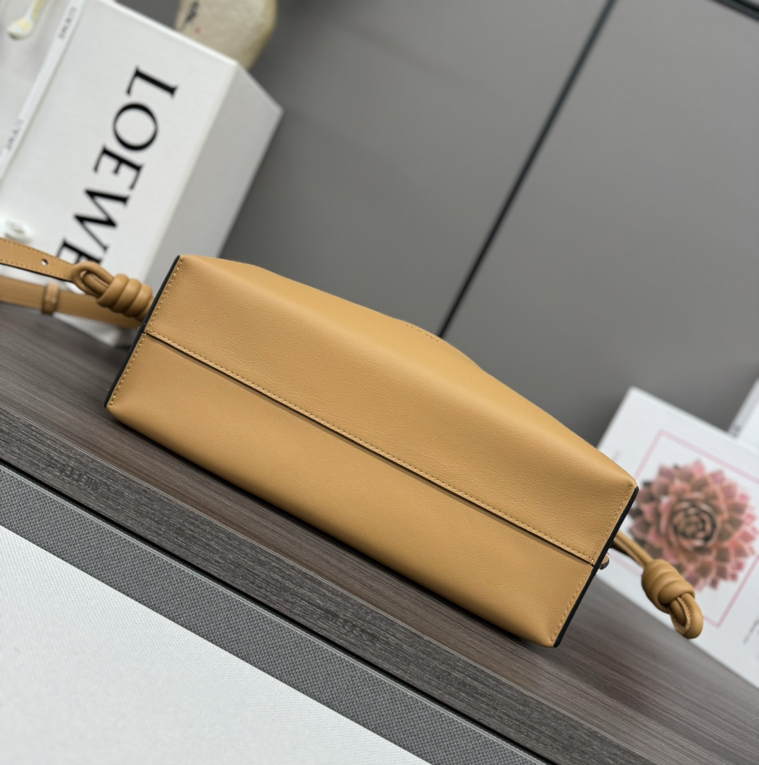 Loewe 로에베 신형 나파 카프스킨 플라멩코 퍼스 숄더백 가방 - 미디엄