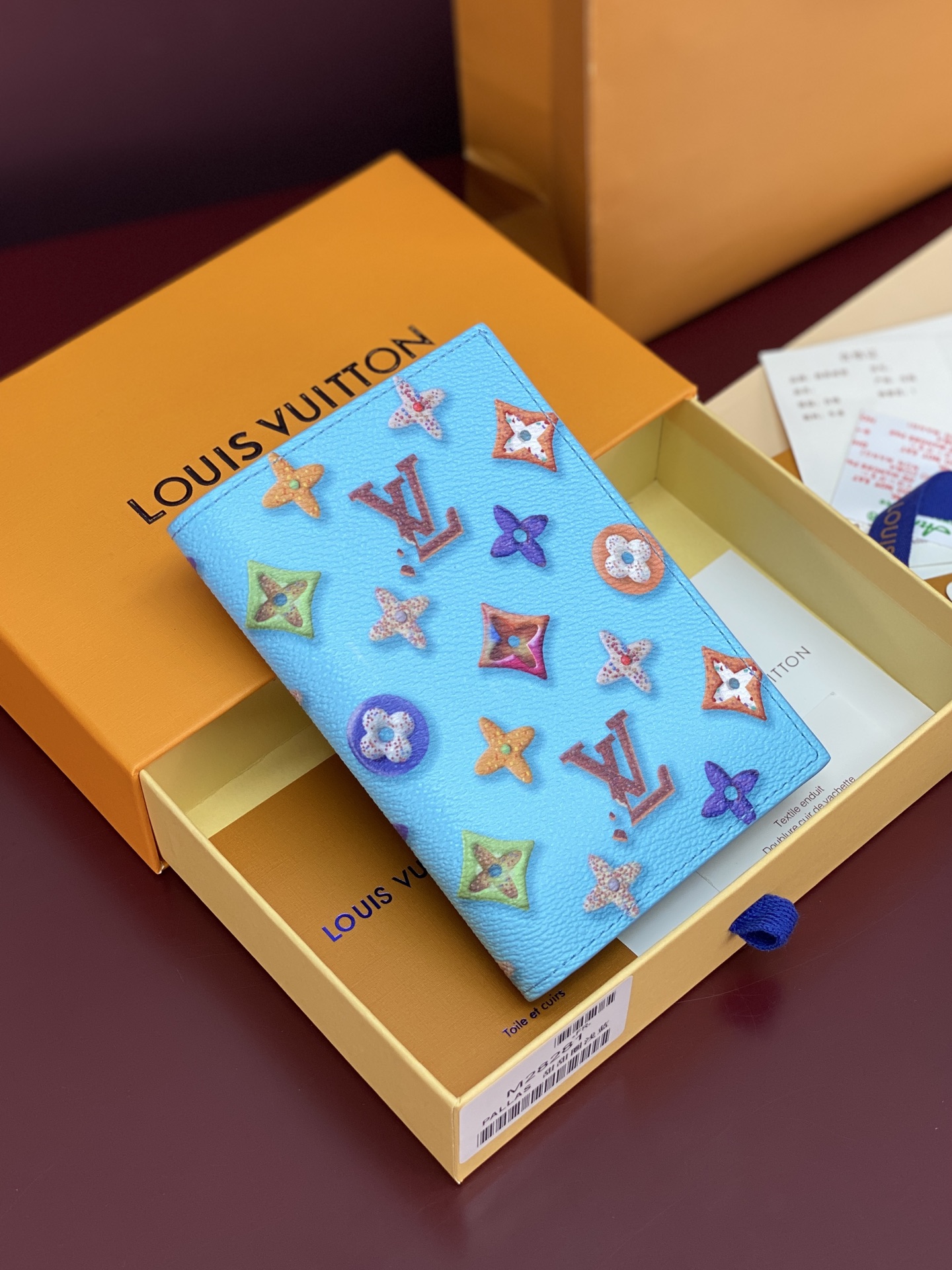 LOUIS VUITTON LV 루이비통 여권 커버 '모노그램 도넛' 라이트 블루 (M28281) 지갑