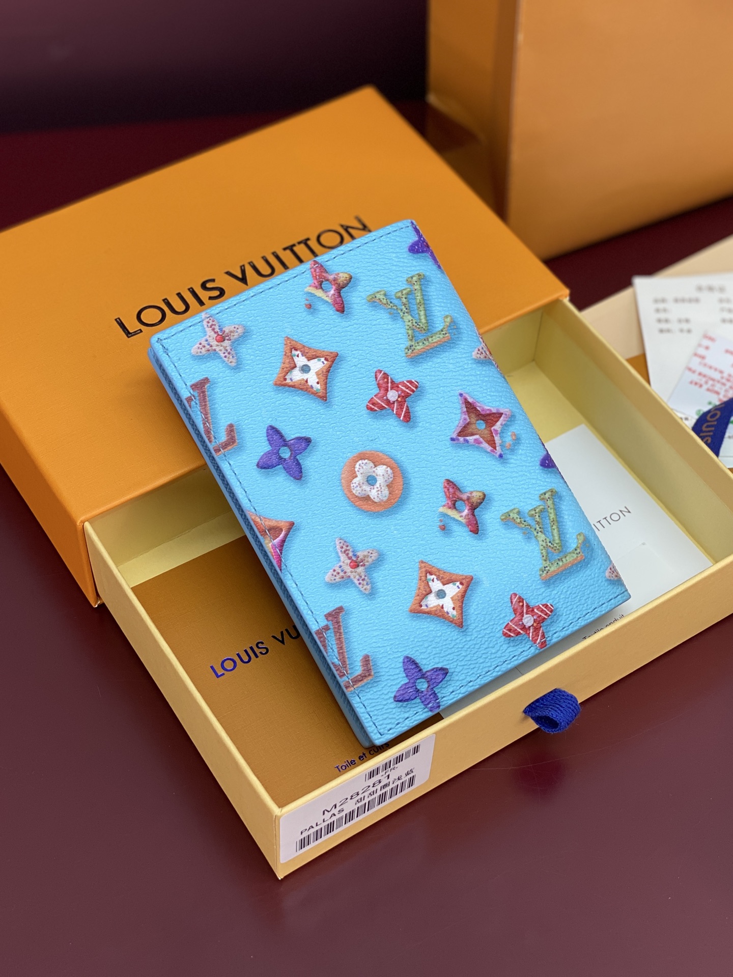 LOUIS VUITTON LV 루이비통 여권 커버 '모노그램 도넛' 라이트 블루 (M28281) 지갑