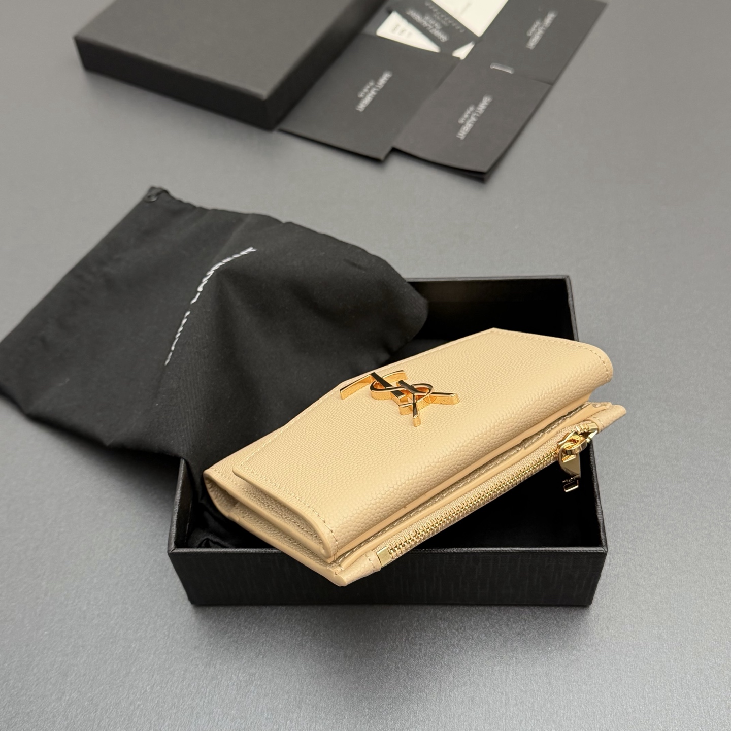 Saint Laurent YSL 생로랑 마틀라세 그레인 레더 컴팩트 지갑 - 아몬드/금장