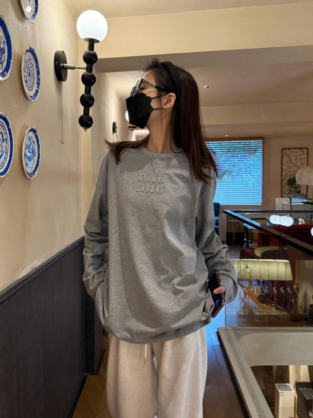 미우미우(Miu Miu) 자수 레이저 컷 로고 장소매 티셔츠 의류