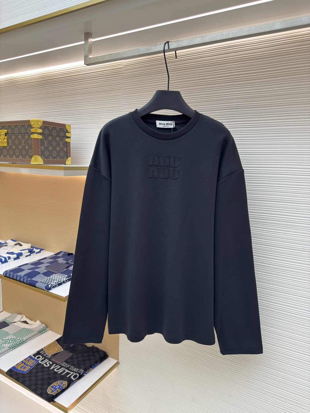 미우미우(Miu Miu) 자수 레이저 컷 로고 장소매 티셔츠 의류