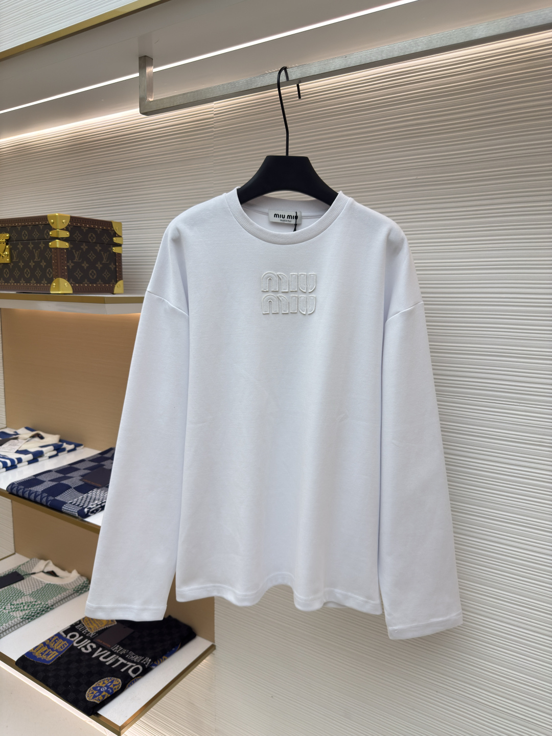 미우미우(Miu Miu) 자수 레이저 컷 로고 장소매 티셔츠 의류