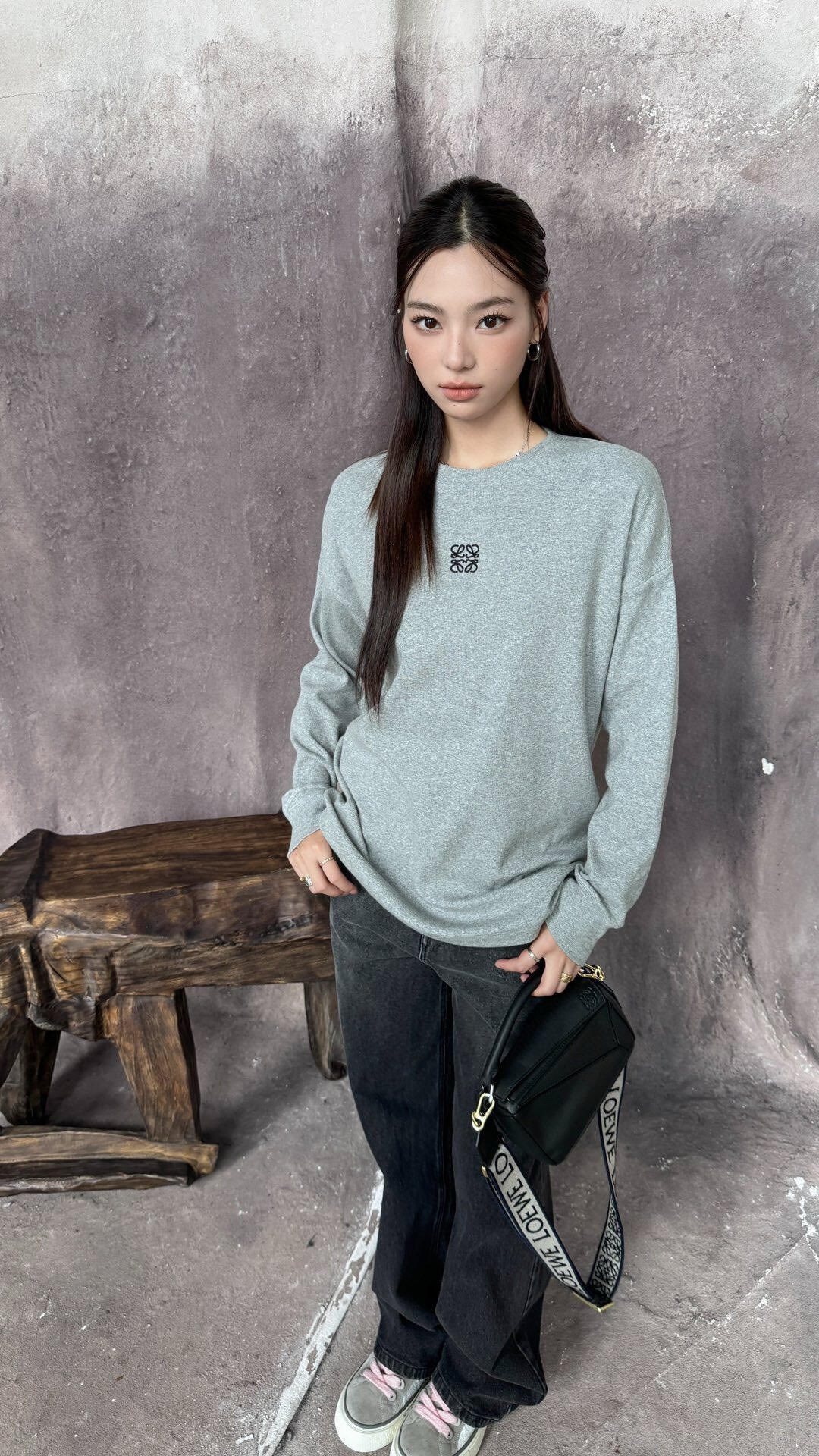 로에베(LOEWE) 아나그램 자수 긴소매 티셔츠 의류