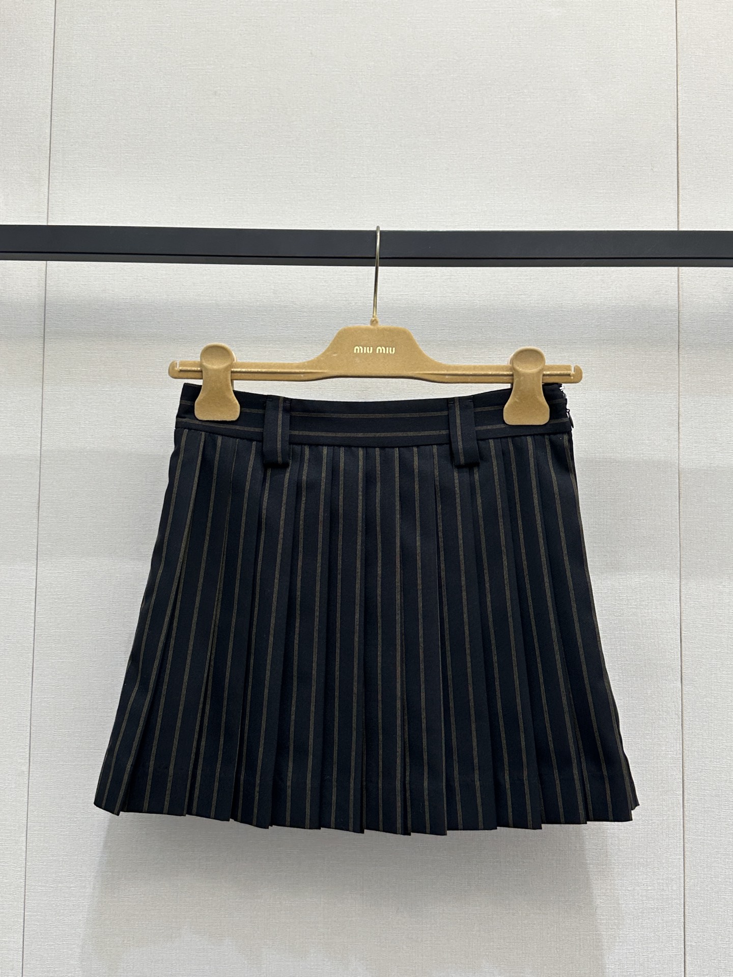 miumiu 미우미우 블랙 스트라이프 자켓 & 백플리츠 스커트 셋업 세트 의류