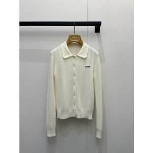 미우미우(miumiu) 프레피룩 엠블럼 캐시미어 폴로 카라 긴팔 니트 의류