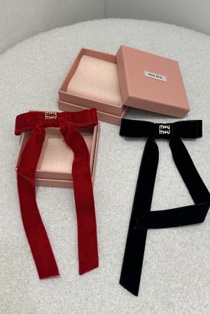 미우미우(miumiu) 벨벳 리본 로고 스크런치 헤어 머리핀 악세사리