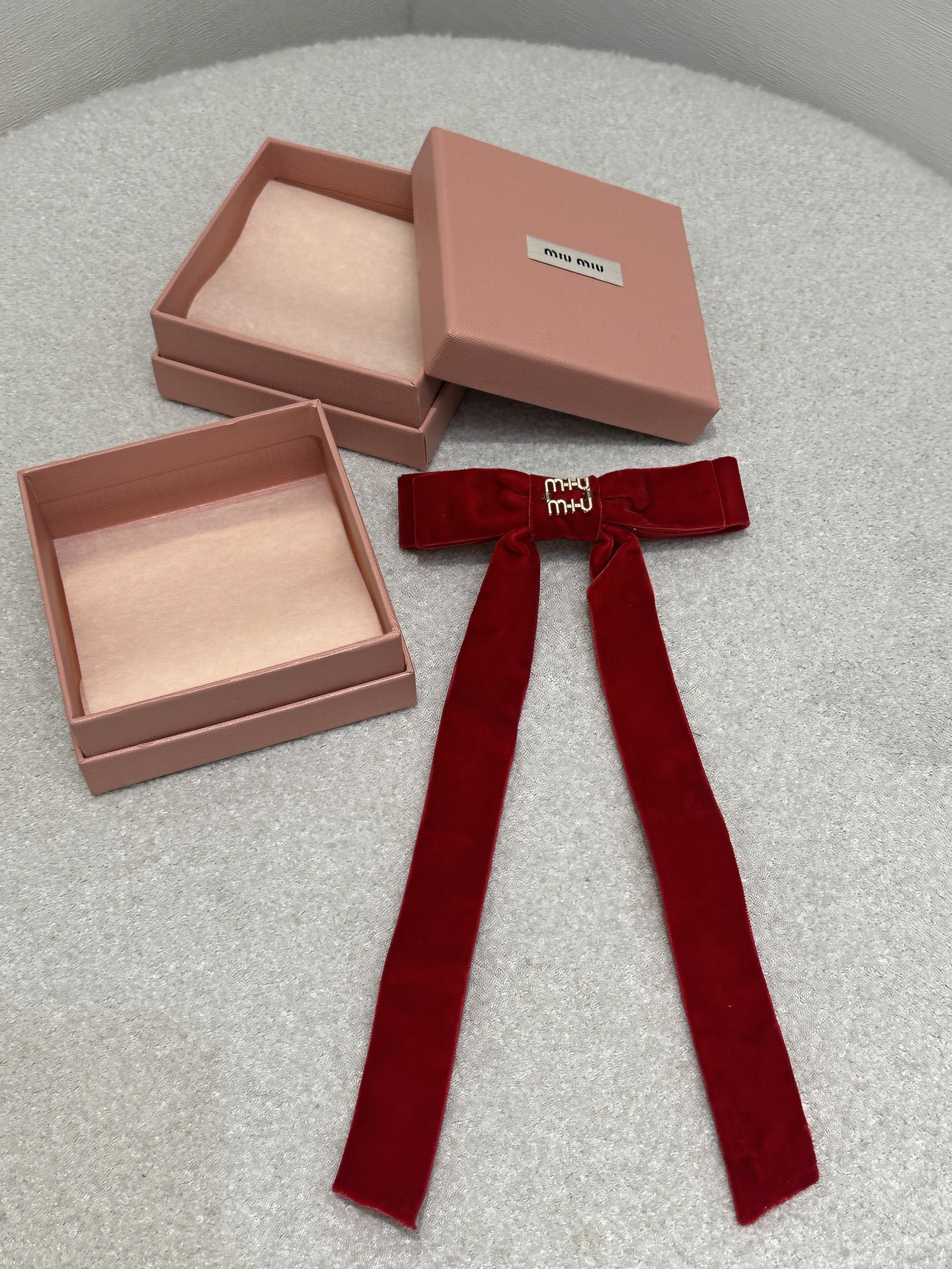 미우미우(miumiu) 벨벳 리본 로고 스크런치 헤어 머리핀 악세사리