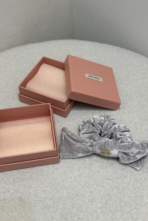 미우미우(miumiu) 시그니처 로고 헤어핀 헤어밴드 악세사리