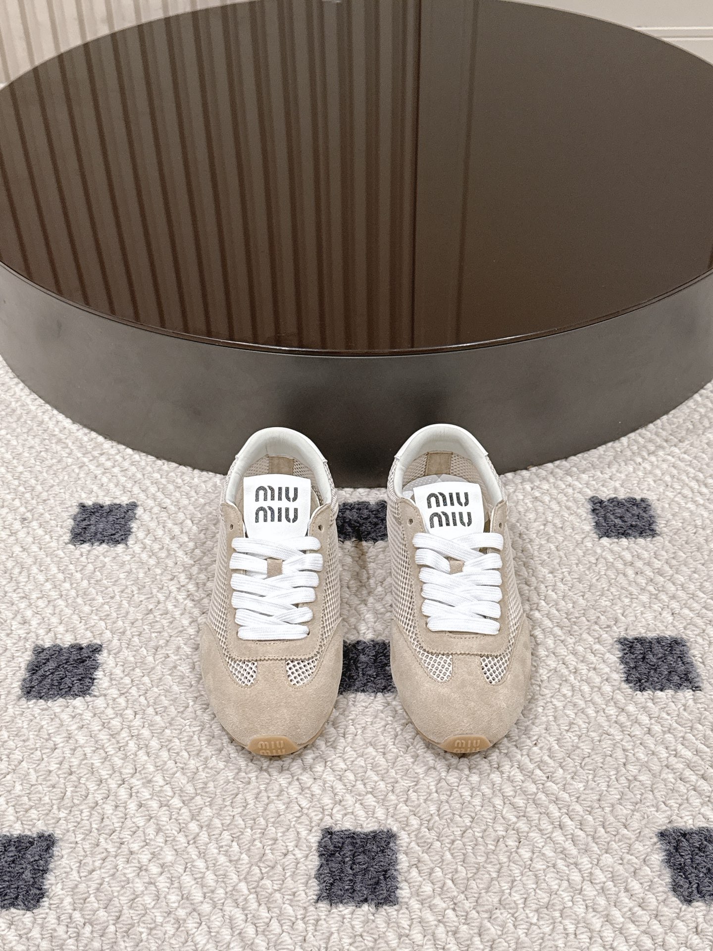 미우미우(MiuMiu) 메쉬 독일군 트레이너 스니커즈 신발