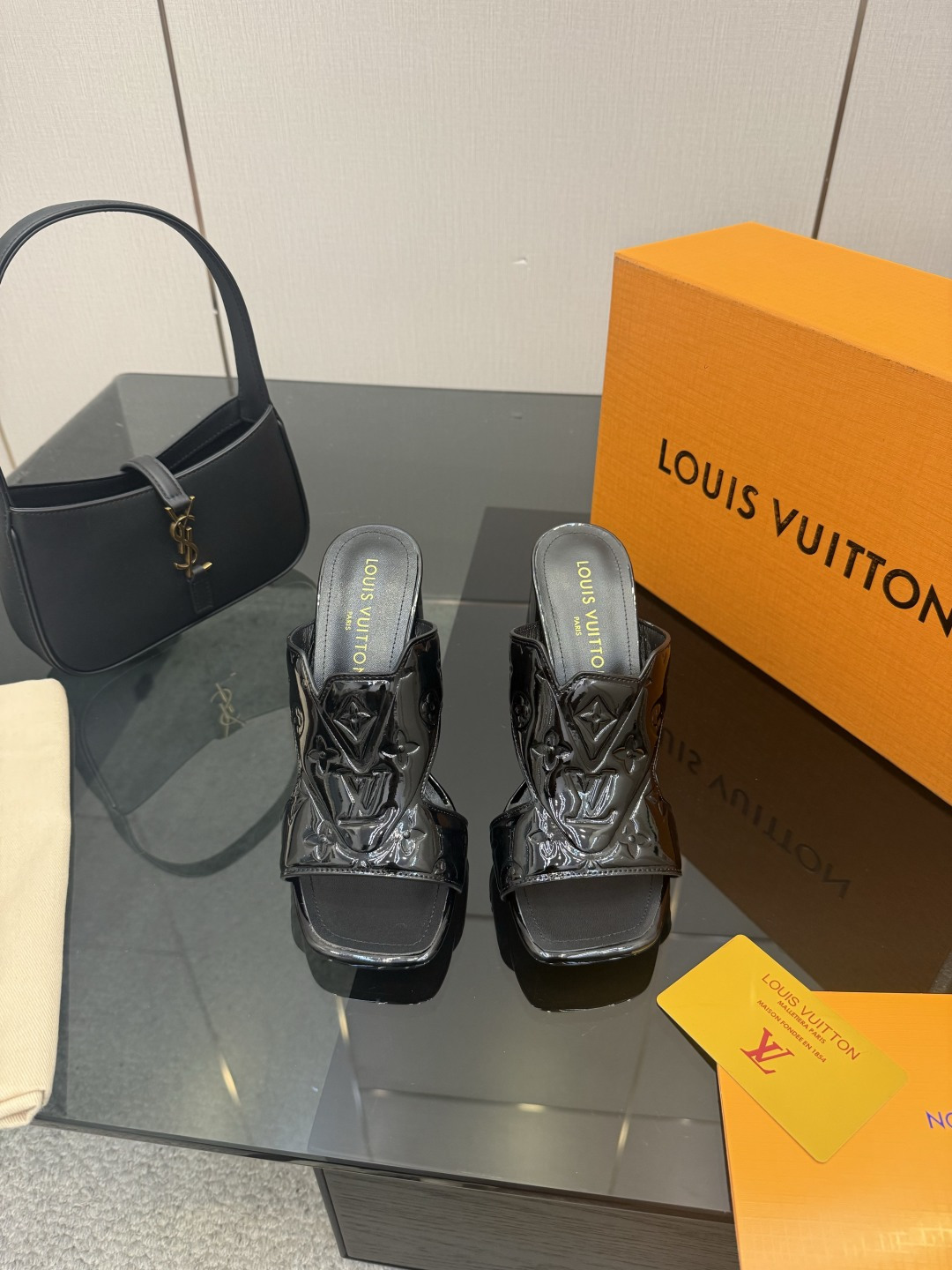 루이비통(LV) 엠보싱 로고 하이힐 뮬 슬리퍼 신발