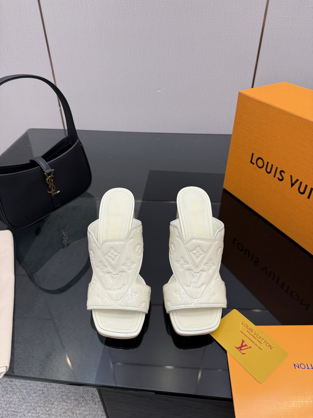 루이비통(LV) 엠보싱 로고 하이힐 뮬 슬리퍼 신발