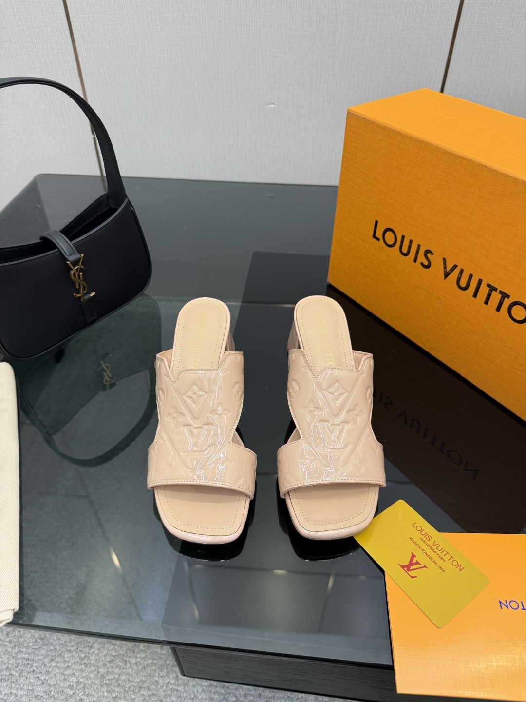 루이비통(LV) 엠보싱 로고 미들힐 뮬 슬리퍼 신발