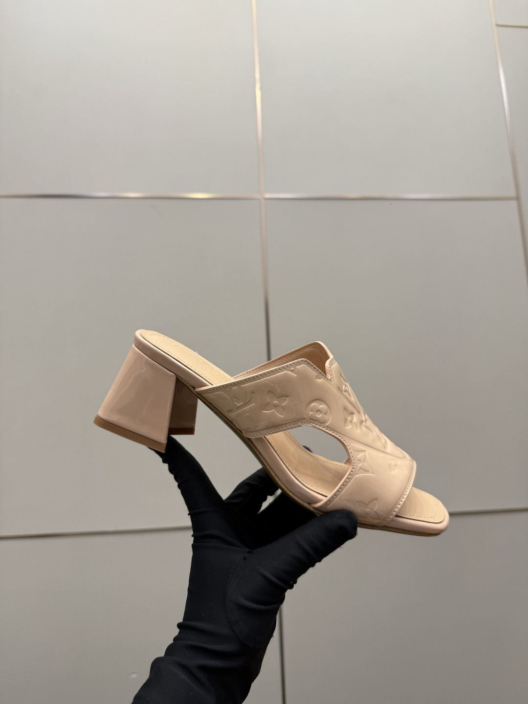 루이비통(LV) 엠보싱 로고 미들힐 뮬 슬리퍼 신발