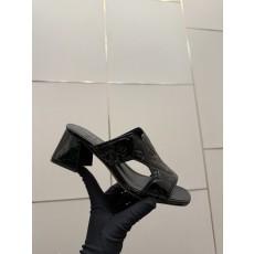 루이비통(LV) 엠보싱 로고 미들힐 뮬 슬리퍼 신발