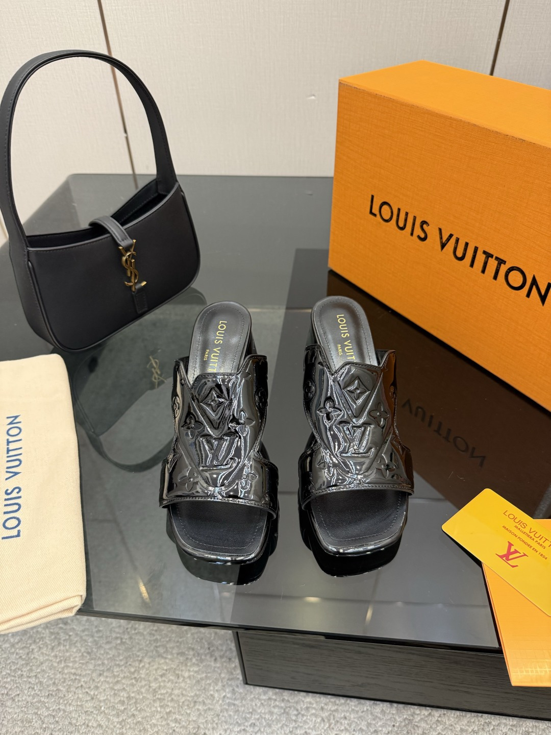 루이비통(LV) 엠보싱 로고 미들힐 뮬 슬리퍼 신발