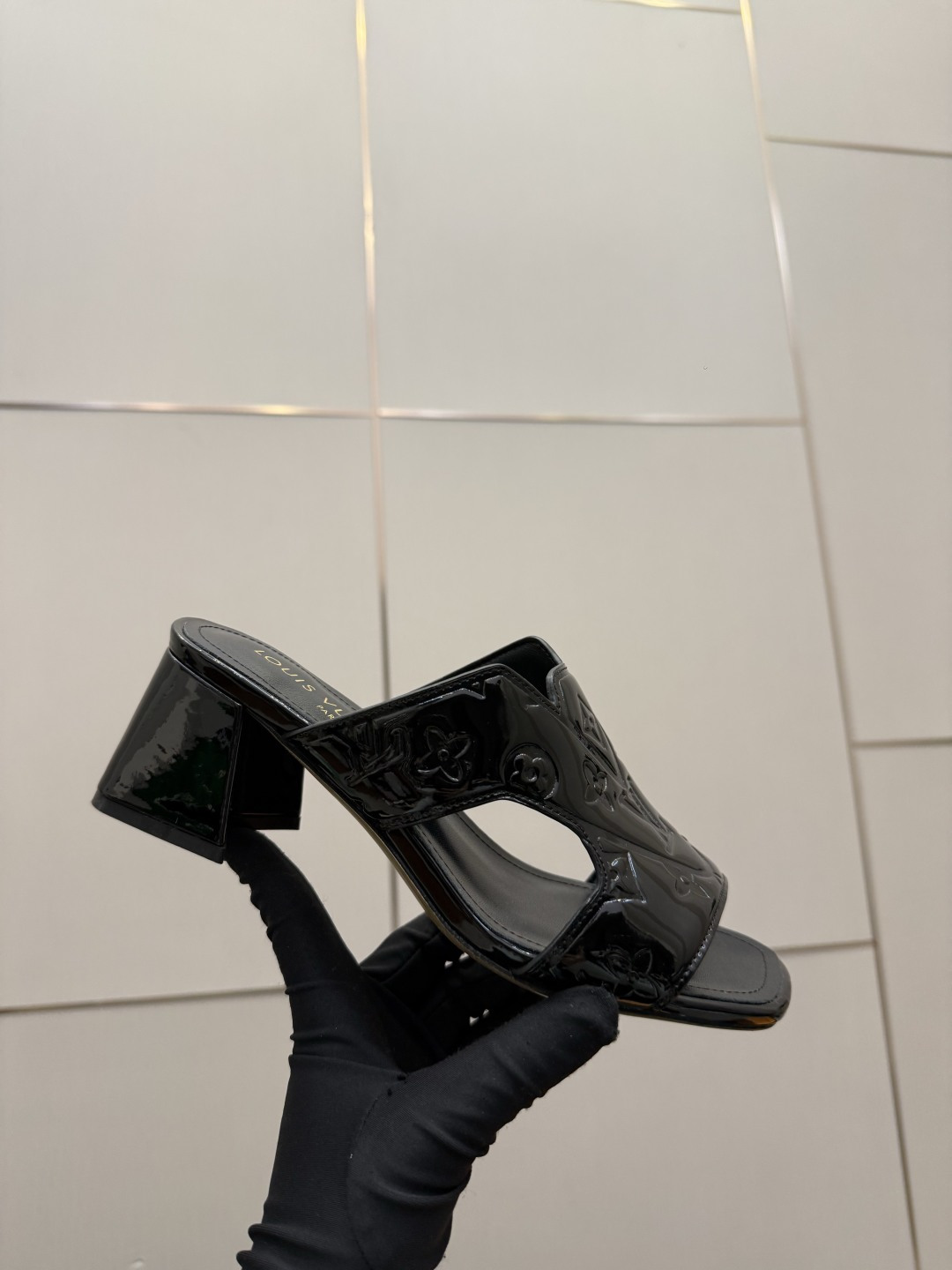 루이비통(LV) 엠보싱 로고 미들힐 뮬 슬리퍼 신발