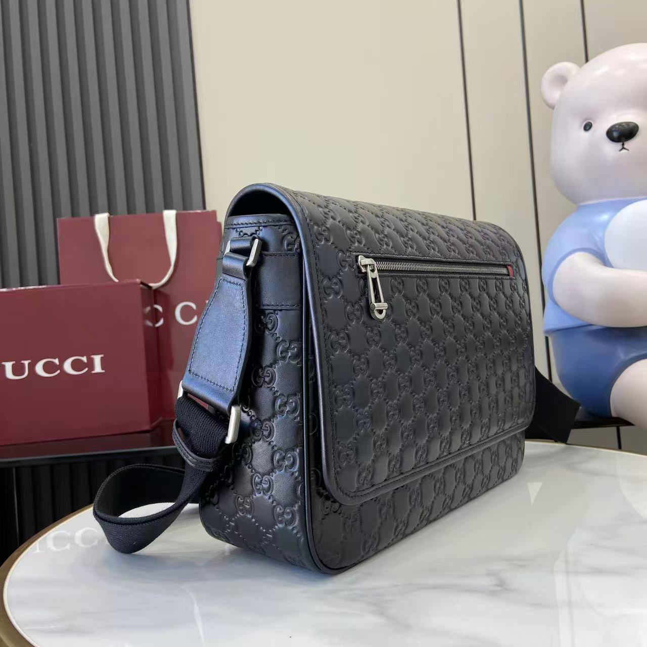 GUCCI 구찌 GG 엠블럼 블랙 엠보싱 메신저 백 크로스백 플랩백 가방 (850235)