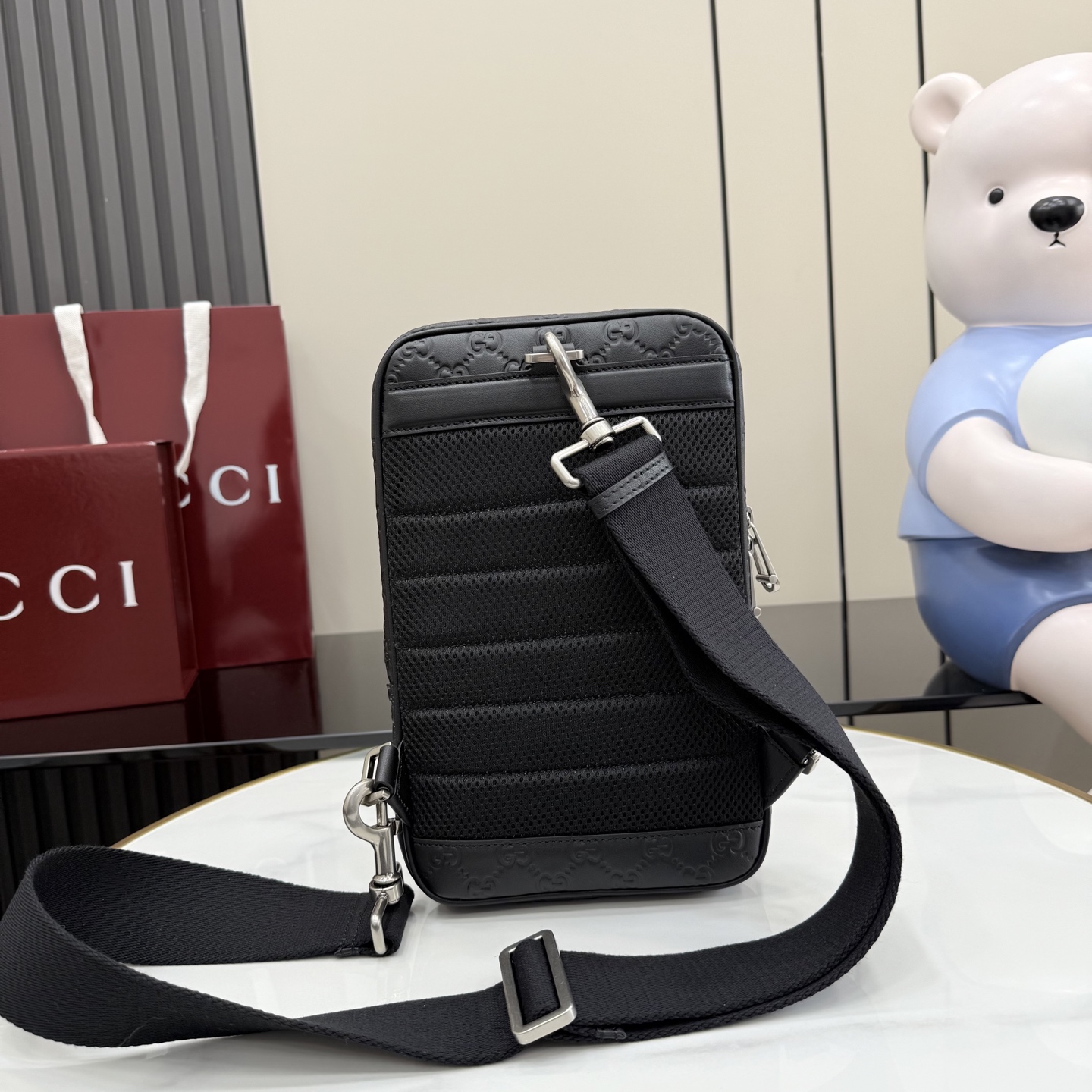 GUCCI 구찌 GG 엠블럼 블랙 엠보싱 슬림 메신저백 크로스백 가방 (850238)