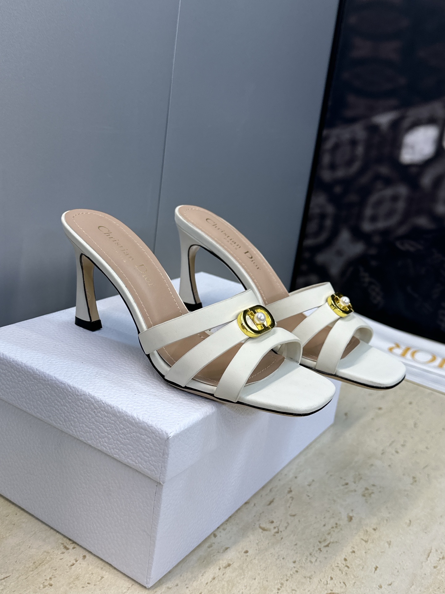 디올(DIOR) 젤리 크로스 스트랩 힐 신발