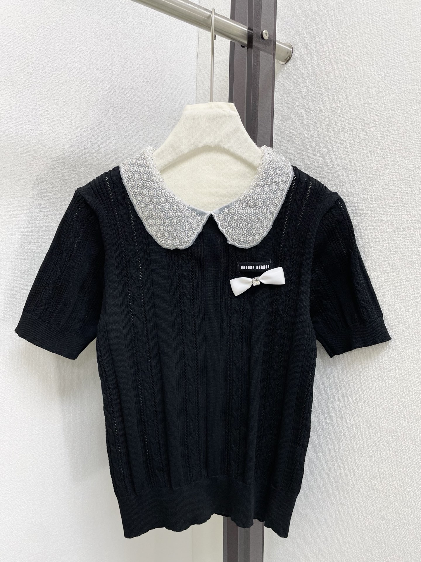 miumiu 미우미우 26SS 클래식 케이블 쥬얼 리본 카라 반팔 니트 의류