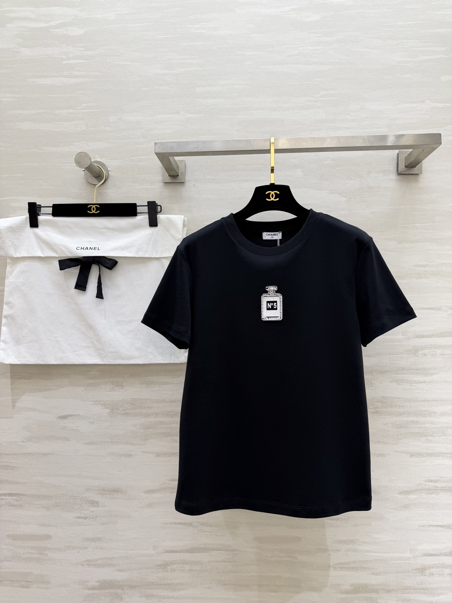 Chanel 샤넬 26SS 클래식 N°5 비딩 쥬얼 반팔 티셔츠 의류