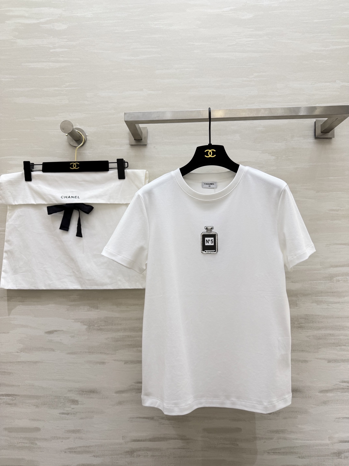 Chanel 샤넬 26SS 클래식 N°5 비딩 쥬얼 반팔 티셔츠 의류