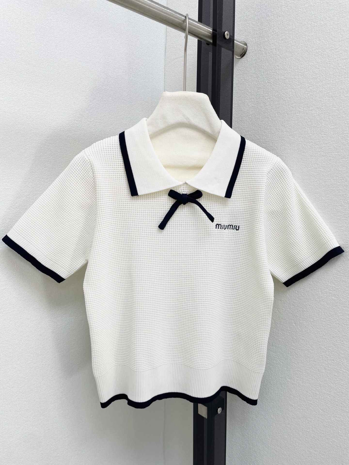 miumiu 미우미우 신상 로고 자수 리본 카라 배색 반팔 니트 + 스커트 치마 셋업 세트 의류