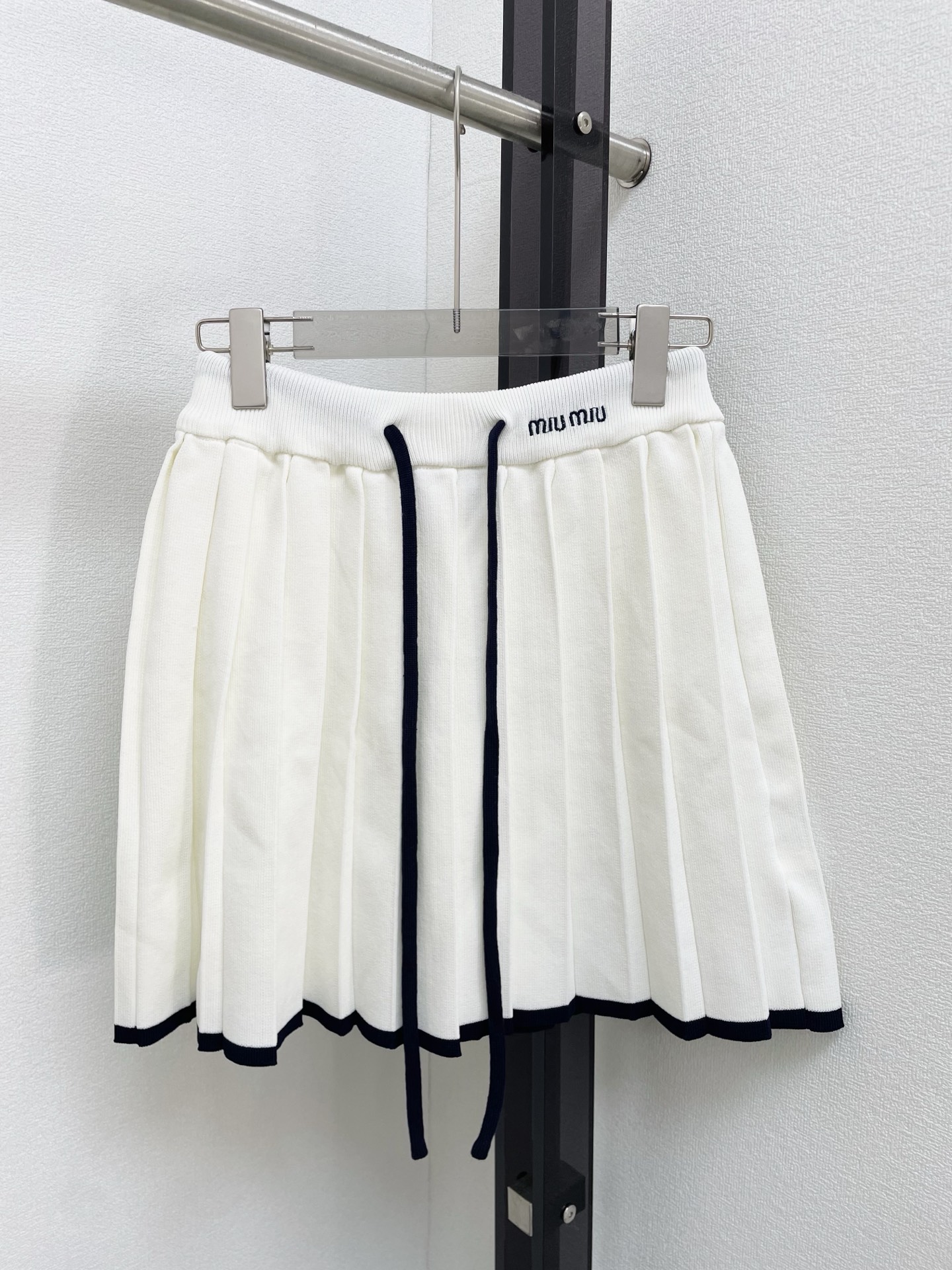 miumiu 미우미우 신상 로고 자수 리본 카라 배색 반팔 니트 + 스커트 치마 셋업 세트 의류